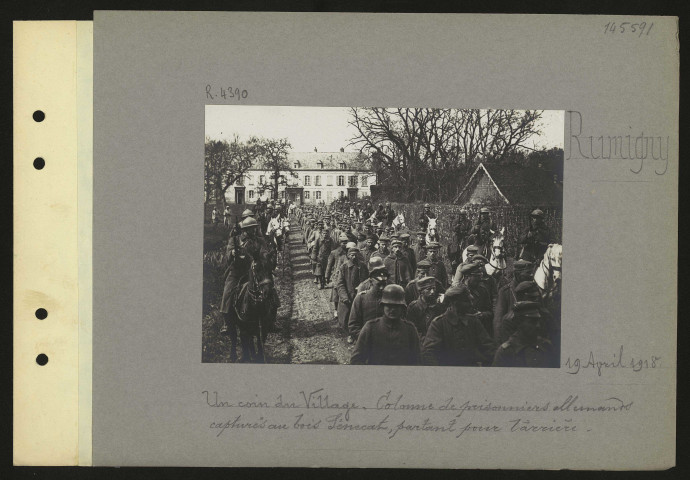 Rumigny. Un coin du village. Colonne de prisonniers allemands capturés au bois Senecat, partant pour l'arrière