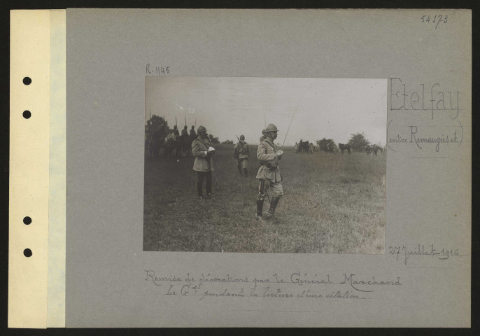 Etelfay (entre Remangies et). Remise de décorations par le général Marchand. Le général pendant la lecture d'une citation