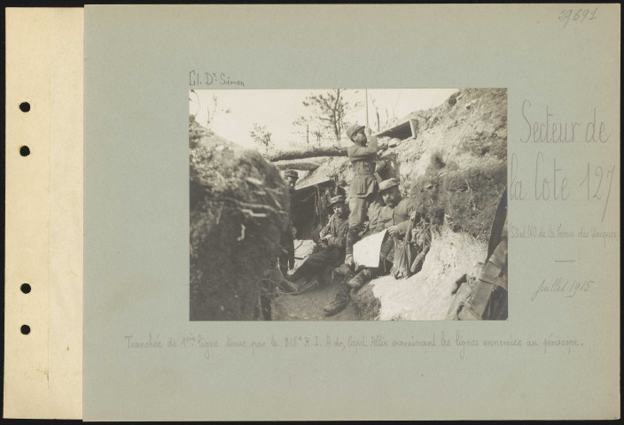 Secteur de la Cote 127 (sud-ouest et nord-ouest de la Ferme des Wacques). Tranchée de première ligne tenue par le 315e régiment d'infanterie. À droite, capitaine Allix examinant les lignes ennemies au périscope