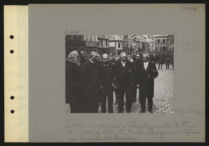Ham. Le 14 juillet 1917 dans la ville délivrée. Sur la place de l'Hôtel de ville. Messieurs Léon Bourgeois et Viviani avec les autorités locales