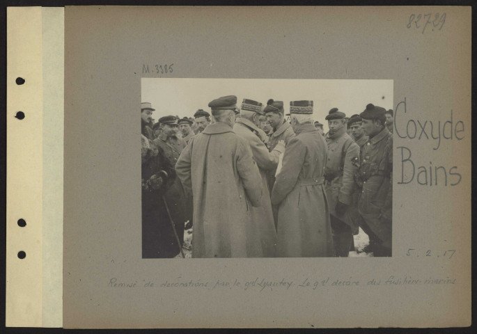 Coxyde-Bains. Remise de décorations par le général Lyautey. Le général décore des fusiliers-marins