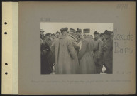 Coxyde-Bains. Remise de décorations par le général Lyautey. Le général décore des fusiliers-marins
