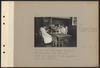 Garches. Annexe de l'Institut Pasteur. Fabrication des sérums. Salle de lavage et de préparation des flacons