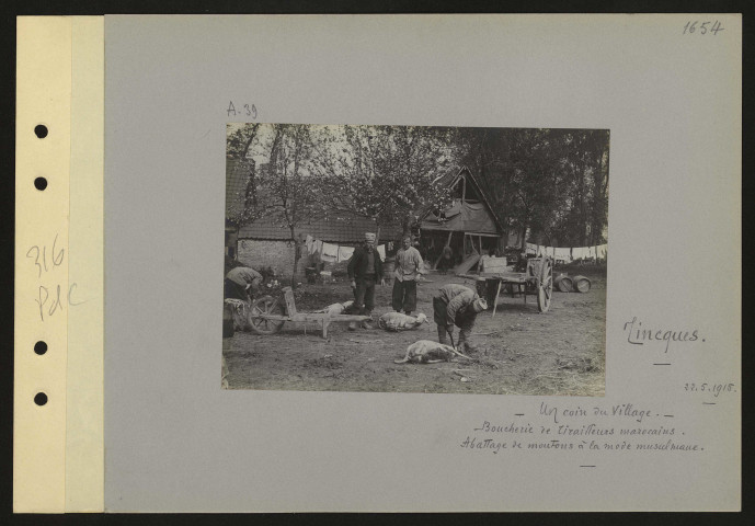 Tincques. Un coin du village. Boucherie de tirailleurs marocains. Abattage de moutons à la mode musulmane