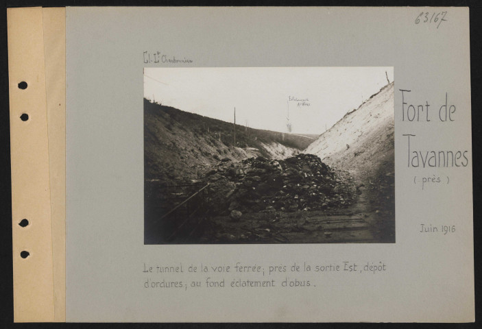 Fort de Tavannes (près). Le tunnel de la voie ferrée ; près de la sortie est, dépôt d'ordures ; au fond, éclatement d'obus