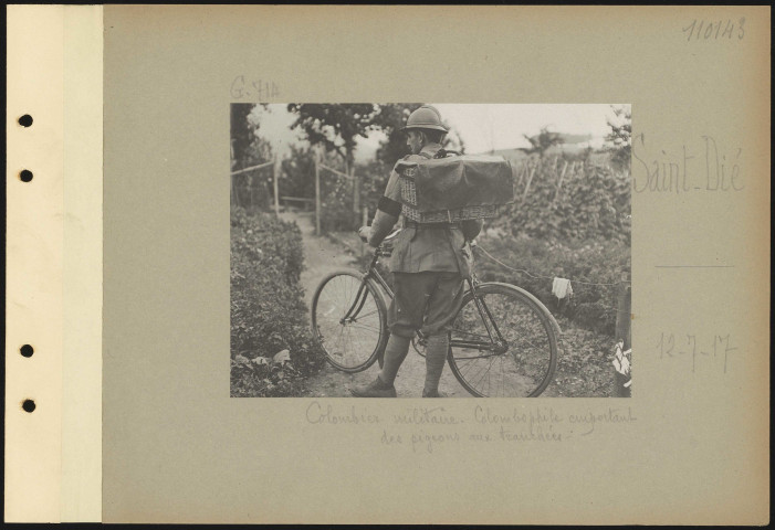 Saint-Dié. Colombier militaire. Colombophile emportant des pigeons aux tranchées