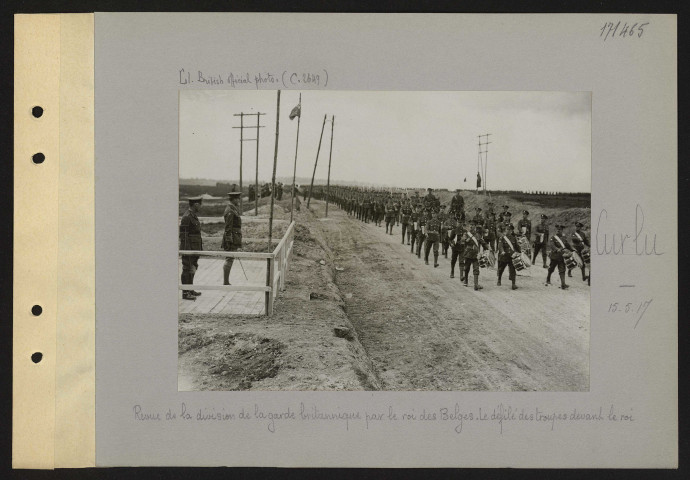 Curlu. Revue de la division de la garde britannique par le roi des Belges. Le défilé des troupes devant le roi