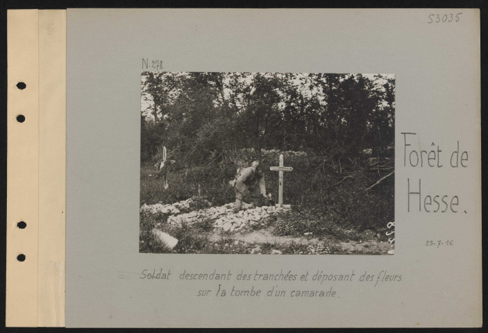 Forêt de Hesse. Soldat descendant des tranchées et déposant des fleurs sur la tombe d'un camarade