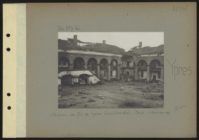 Ypres. Caserne du 7e de ligne bombardée. Cour intérieure