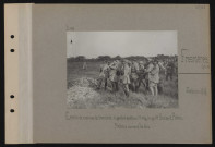 Fresnières (près de). Essais de canons de tranchée : de gauche à droite, au premier rang les généraux Humbert, Pétain, Maistre, suivant les tirs