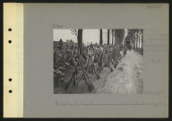 Villers-Bretonneux (près). Bataillon de tirailleurs annamites montant en ligne