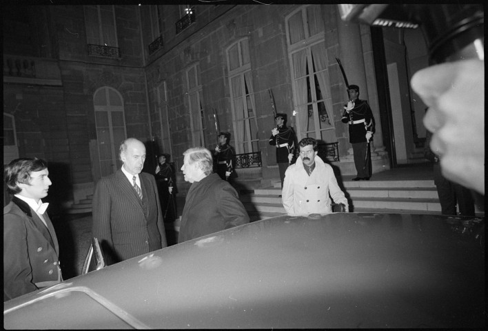 Giscard d'Estaing et Helmut Schmidt. Défilé du 11 novembre à la place de l'Étoile
