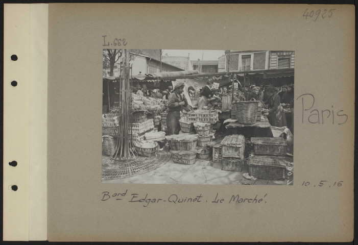 Paris. Boulevard Menilmontant. Le marché. Un soldeur de dentelles