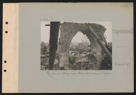 Crapeaumesnil. Ruines du village vues à travers les ruines de l'église