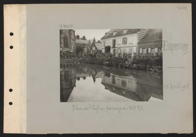 Esquennoy. Place de l'église ; passage du 132e RI