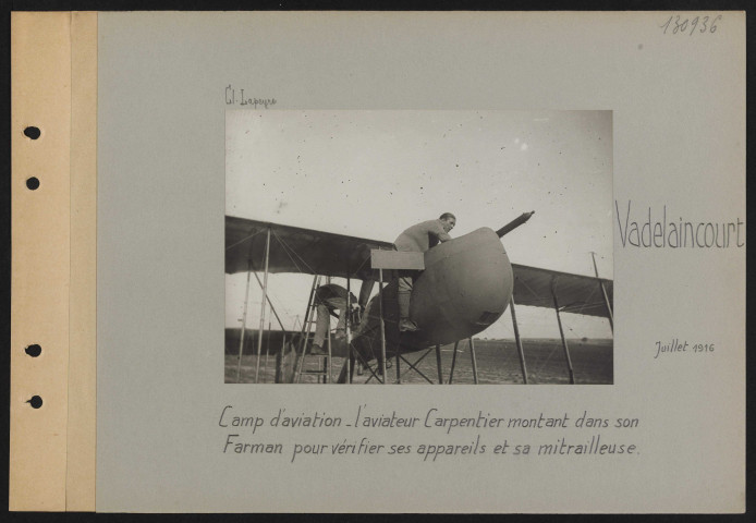 Vadelaincourt. Camp d'aviation. L'aviateur Carpentier montant dans son Farman pour vérifier ses appareils et sa mitrailleuse