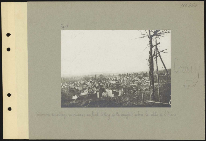 Crouy. Panorama du village en ruines ; au fond, le long de la rangée d'arbres, la vallée de l'Aisne