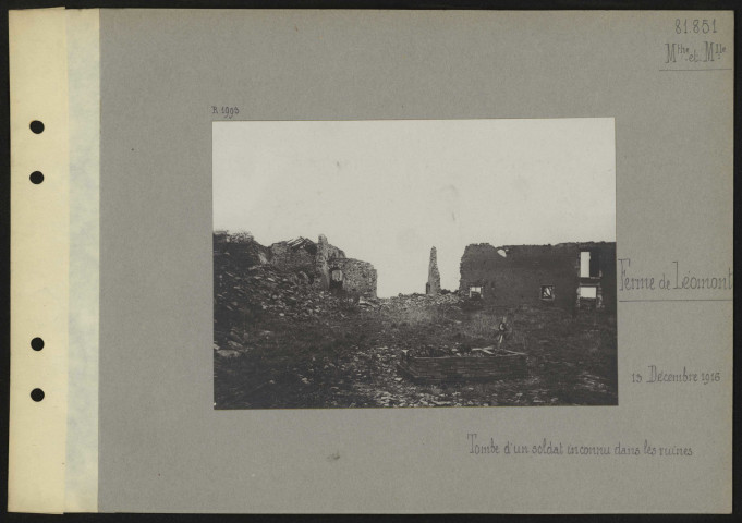 Ferme de Léomont (Meurthe-et-Moselle). Tombe d'un soldat inconnu dans les ruines