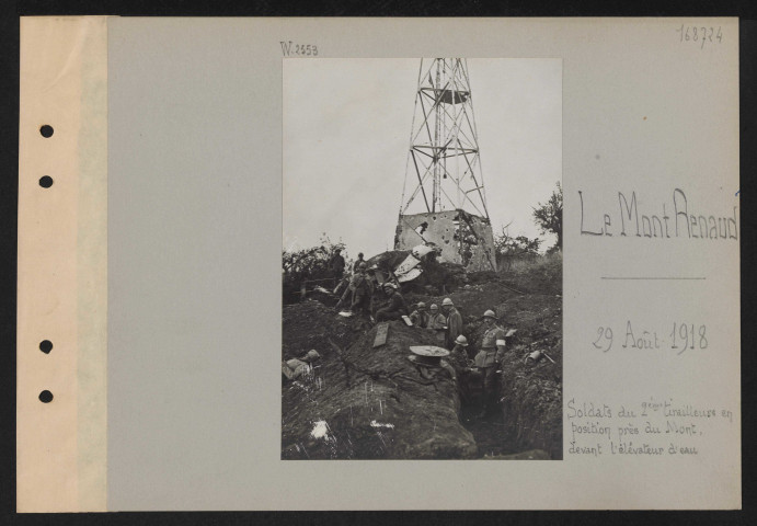 Le Mont-Renaud. Soldats du deuxième tirailleurs en positions près du mont, devant l'élévateur d'eau