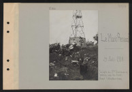 Le Mont-Renaud. Soldats du deuxième tirailleurs en positions près du mont, devant l'élévateur d'eau