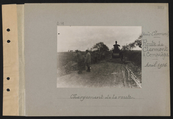 Route de Clermont à Compiègne (près Clermont). Chargement de la route