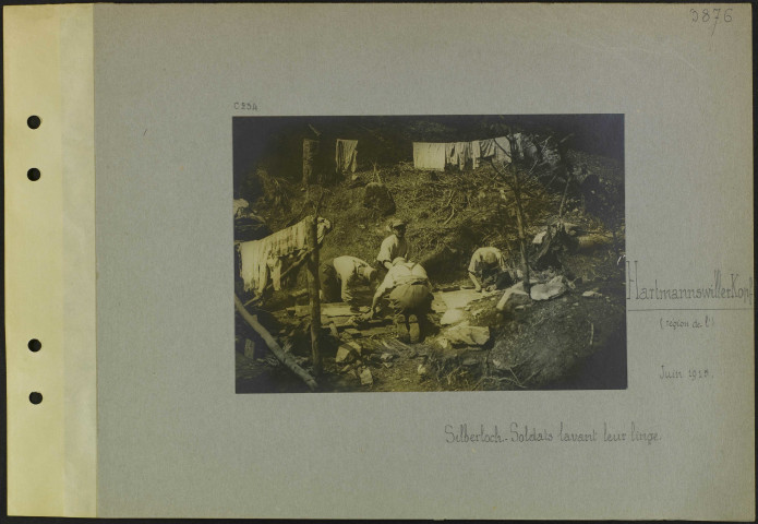 Hartmannswillerkopf (Région de l'). Silberloch. Soldats lavant leur linge