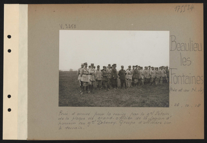 Beaulieu-les-Fontaines (près et au nord de). Prise d'armes pour la remise, par le général Pétain de la plaque de grand-officier de la Légion d'honneur au général Debeney. Groupe d'officier sur le terrain