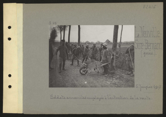 La Neuville-Sire-Bernard (près). Soldats annamites employés à l'entretien de la route