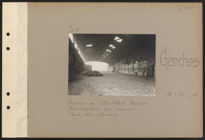 Garches. Annexe de l'Institut Pasteur. Fabrication des sérums. Cour des chevaux