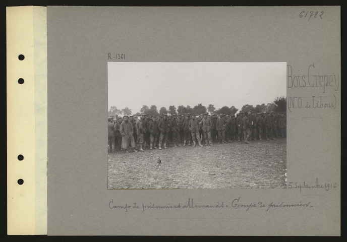 Bois Crépey (nord-ouest de Lihons). Camp de prisonniers allemands : groupe de prisonniers
