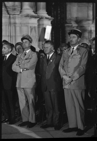 Commémoration du 25e anniversaire de la Libération de Paris : cérémonie devant l'Hôtel de Ville