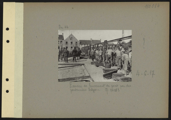 S.l. Exercice de lancement de pont par des pontonniers belges. Cf. 110083