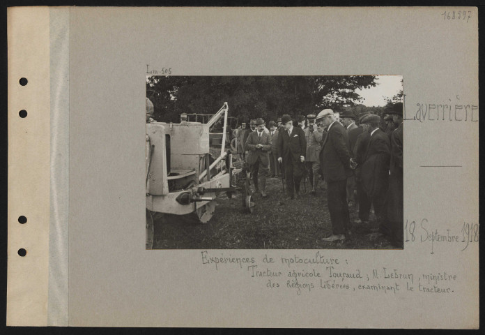 Laverrière. Expériences de motoculture : tracteur agricole Touraud ; M. Lebrun, ministre des régions libérées, examinant le tracteur