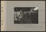 Laverrière. Expériences de motoculture : tracteur agricole Touraud ; M. Lebrun, ministre des régions libérées, examinant le tracteur