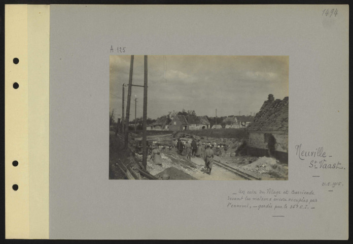Neuville-Saint-Vaast. Un coin du village et barricade, devant les maisons encore occupées par l'ennemi, gardée par le 36e RI