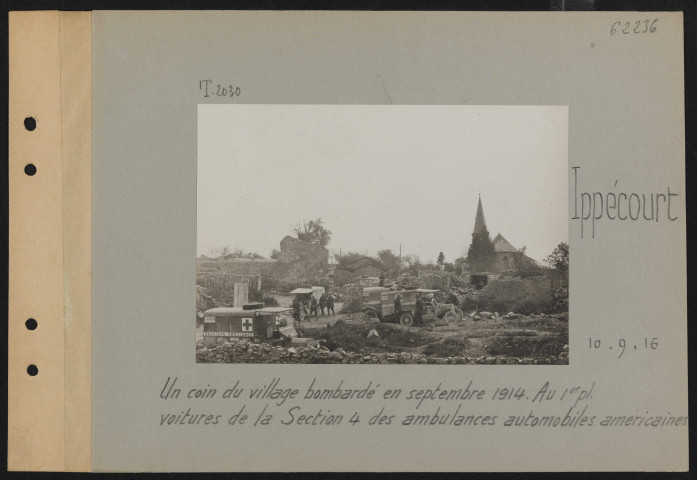 Ippécourt. Un coin du village bombardé en septembre 1914. Au premier plan, voitures de la section 4 des ambulances automobiles américaines