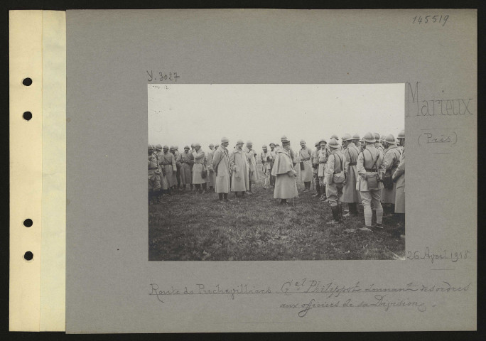 Marieux (près). Route de Puchevilliers. Général Philippot donnant ses ordres aux officiers de sa division