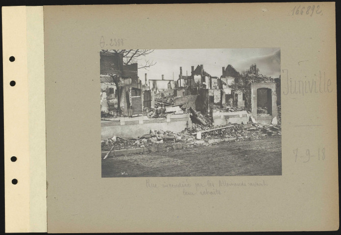 Juniville. Rue incendiée par les Allemands avant leur retraite