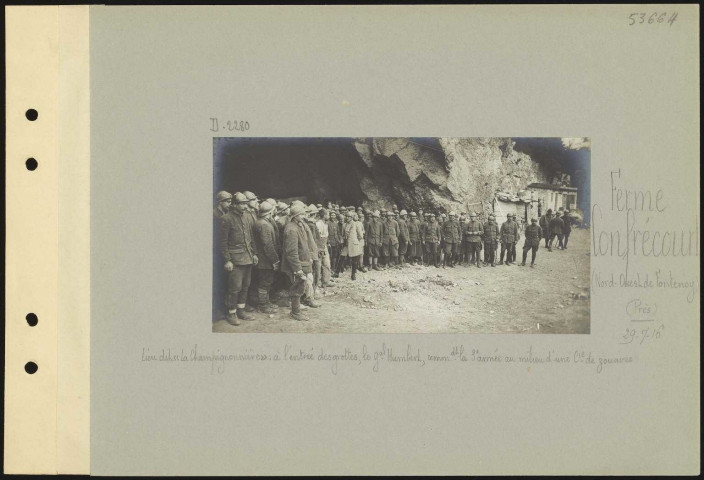 Ferme Confrécourt (nord-ouest de Fontenoy) (près). Lieu dit "La Champignonnière" : à l'entrée des grottes, le général Humbert, commandant la 3e armée au milieu d'une compagnie de zouaves