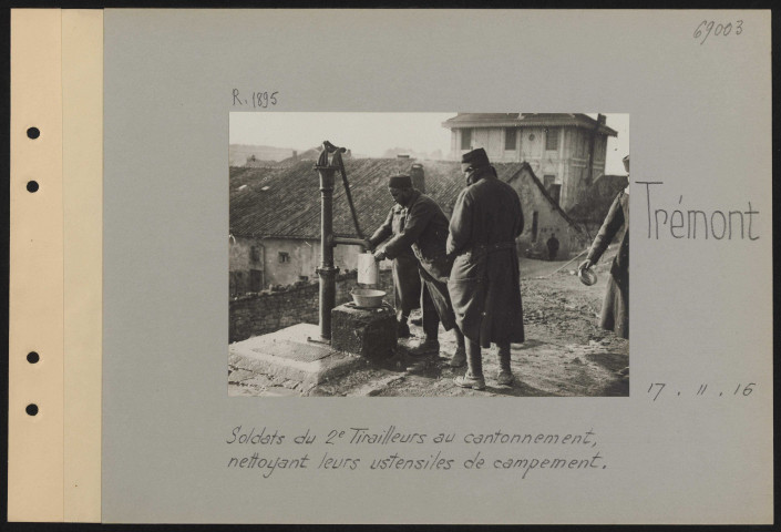 Trémont. Soldats du 2e tirailleurs au cantonnement nettoyant leurs ustensiles de campement