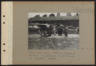 Villacoublay. Camp d'aviation. Visite du président Poincaré. Le président complimente un aviateur