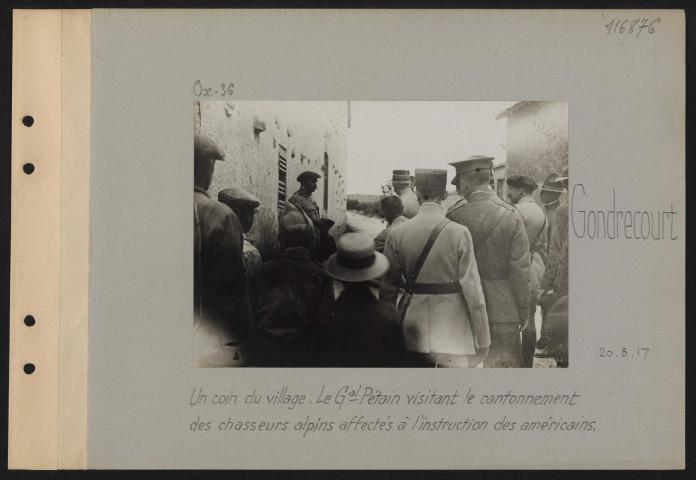 Gondrecourt. Un coin du village. Le général Pétain visitant le cantonnement des chasseurs alpins affectés à l'instruction des Américains