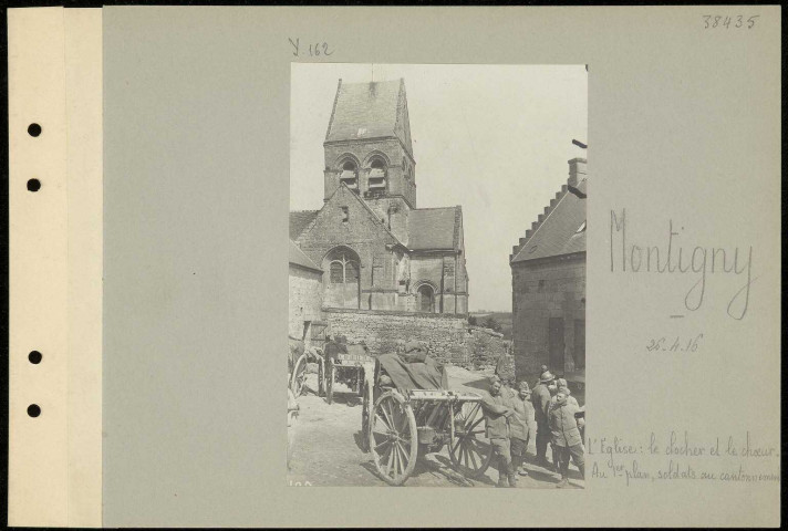 Montigny. L'église : le clocher et le chœur. Au premier plan, soldats au cantonnement