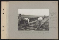 Bailleul-sur-Thérain (près). Construction d'une voie ferrée : boulonnage des rails