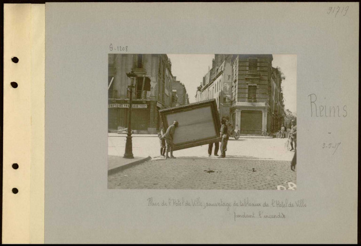 Reims. Place de l'Hôtel-de-ville ; sauvetage de tableaux de l'hôtel de ville pendant l'incendie