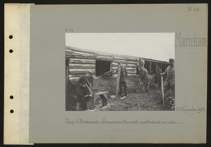 Marcelcave. Camp de prisonniers : prisonniers allemands construisant un abri