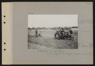 Laverrière. Expériences de motoculture : tracteur agricole du Creuzot trainant une charrue