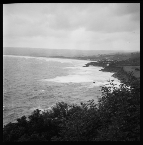 Baie sur la Méditerranée. Site archéologique antique. Un cuisinier. Groupe d'enfants