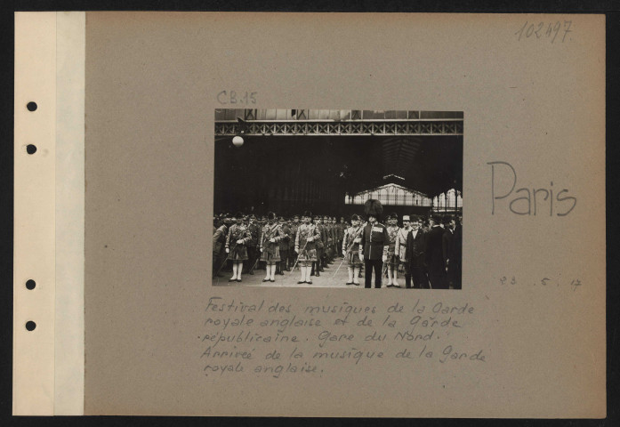 Paris. Festival des musiques de la garde royale anglaise et de la garde républicaine. Gare du Nord. Arrivée de la musique de la garde royale anglaise