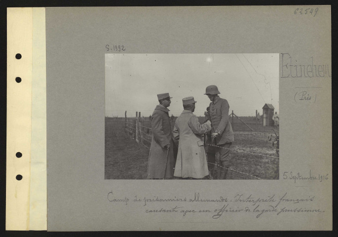 Étinehem (près). Camp de prisonniers allemands. Interprète français causant avec un officier de la garde prusienne